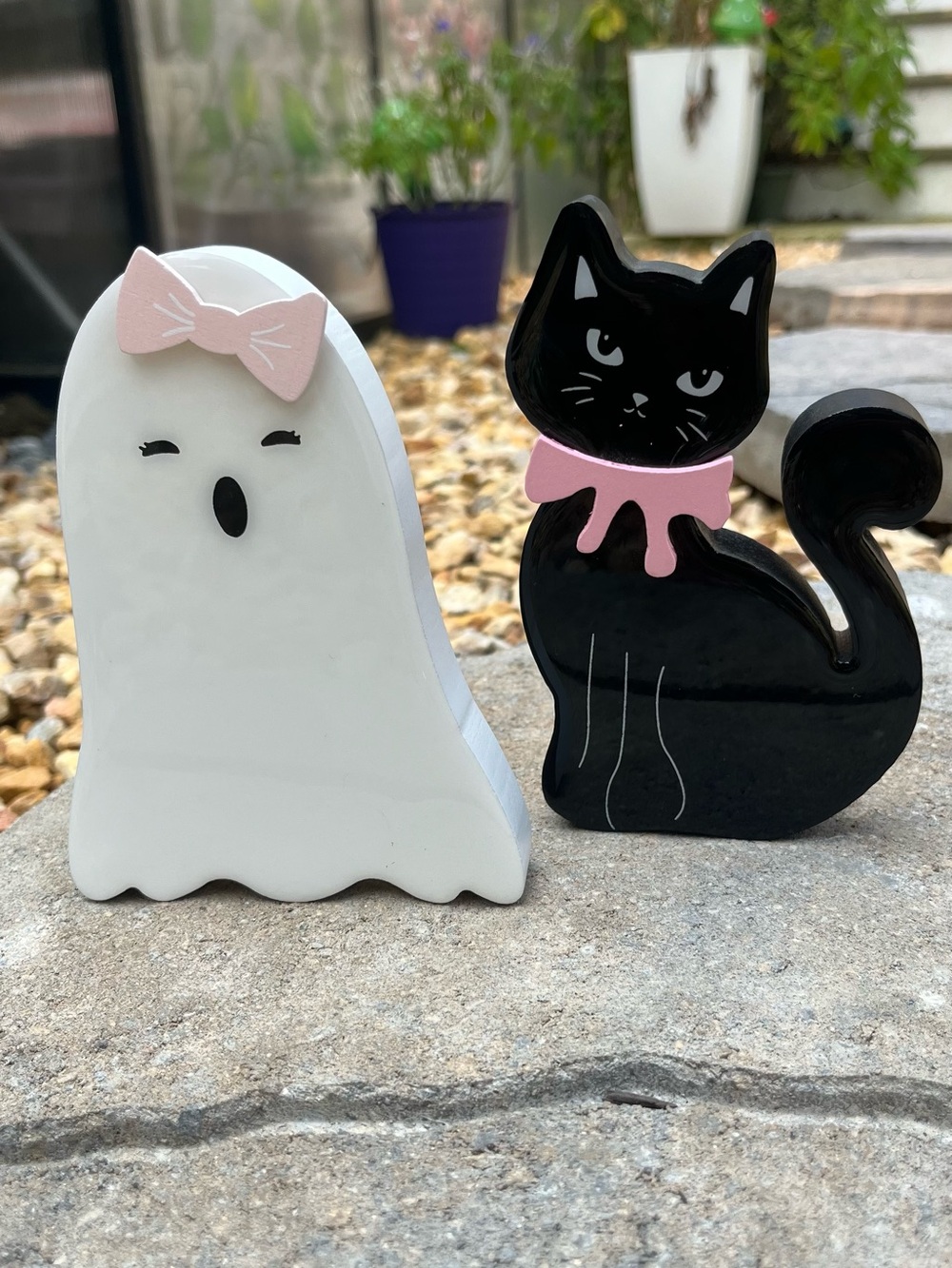 Pet-Themed Decorative Cat Figure in Black with Pink Collar